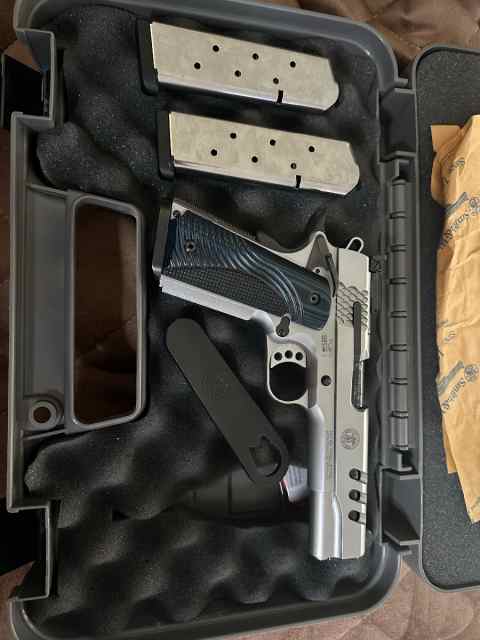 Smith &amp; Wesson Performance Center 1911 Gov 45 ACP